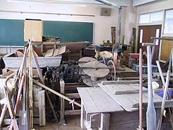 整理前の収蔵庫（学校空き教室）